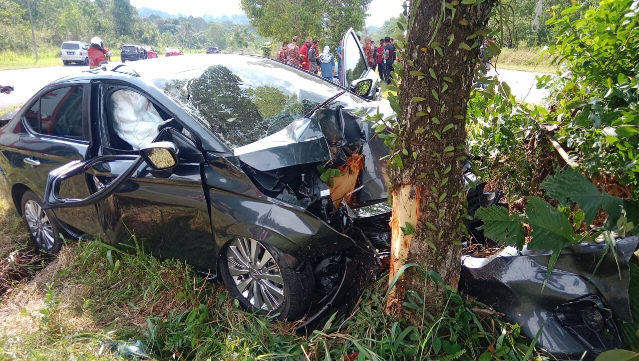 Four Injured After Car Skids and Crashes Into Tree at Jalan FAC-Kampung Selang