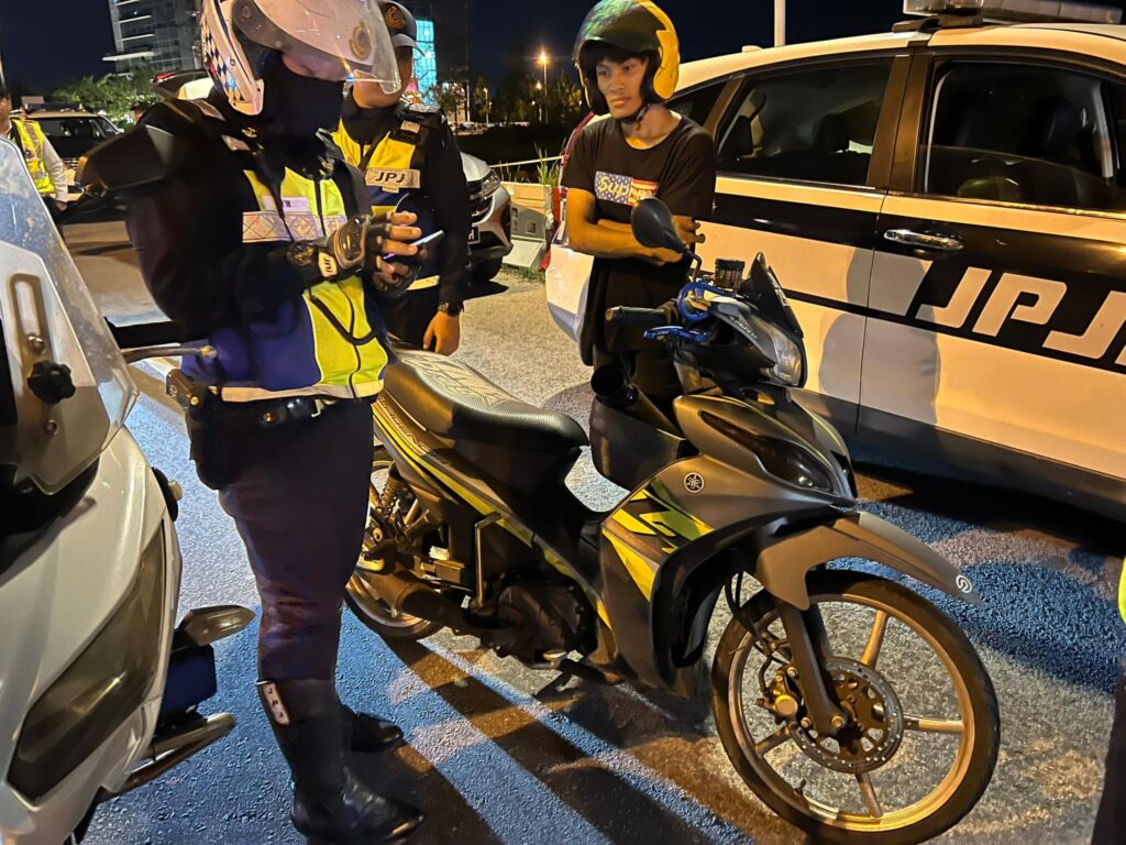 JPJ Sarawak’s Integrated Ops Nets 8 Drug-Positive Individuals, 27 Vehicles Seized 2 JPJ Sarawak’s Integrated Ops Nets 8 Drug-Positive Individuals, 27 Vehicles Seized