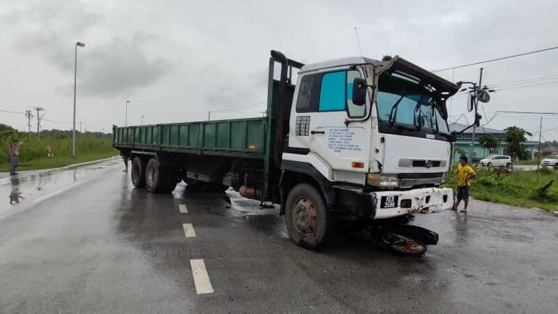 Lorry and Motorcycle Collide in Asajaya, Rider Suffers Hip Injury