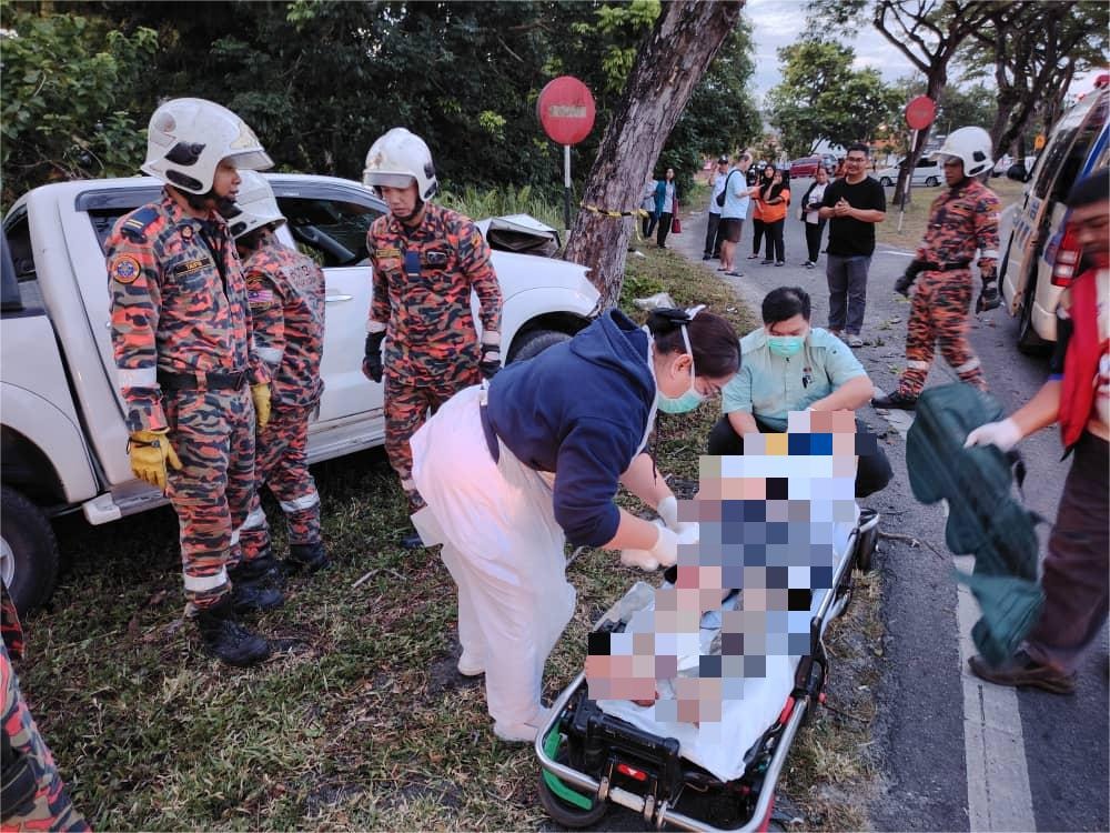 Man Suffers Injuries After 4WD Slams into Tree on Jalan Deshon 2 Man Suffers Injuries After 4WD Slams into Tree on Jalan Deshon