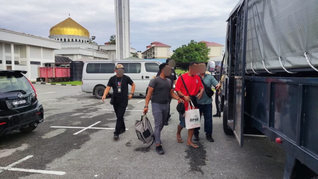 Ops Serkap 11 Illegal Immigrants, Local Man Nabbed Near Penrissen Camp
