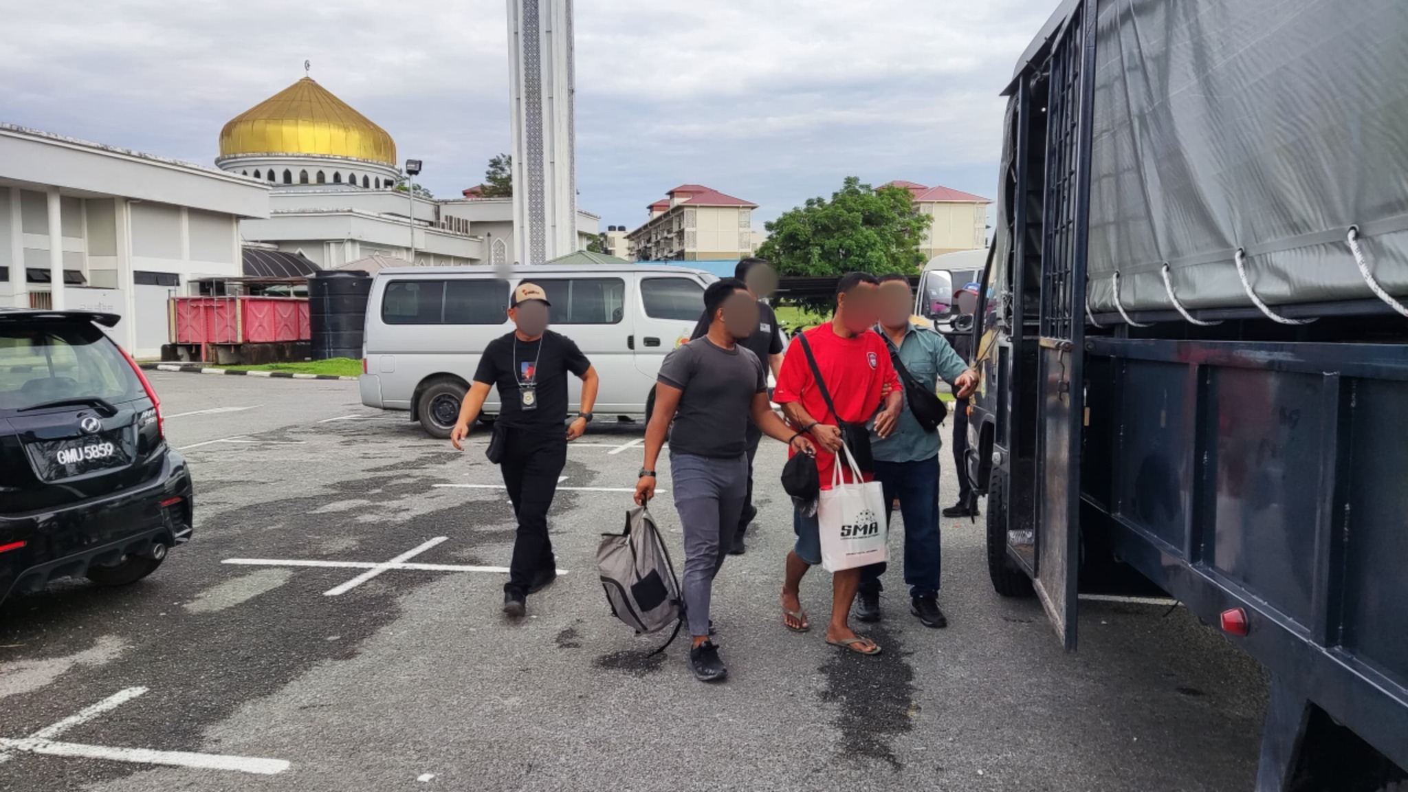 Ops Serkap 11 Illegal Immigrants, Local Man Nabbed Near Penrissen Camp