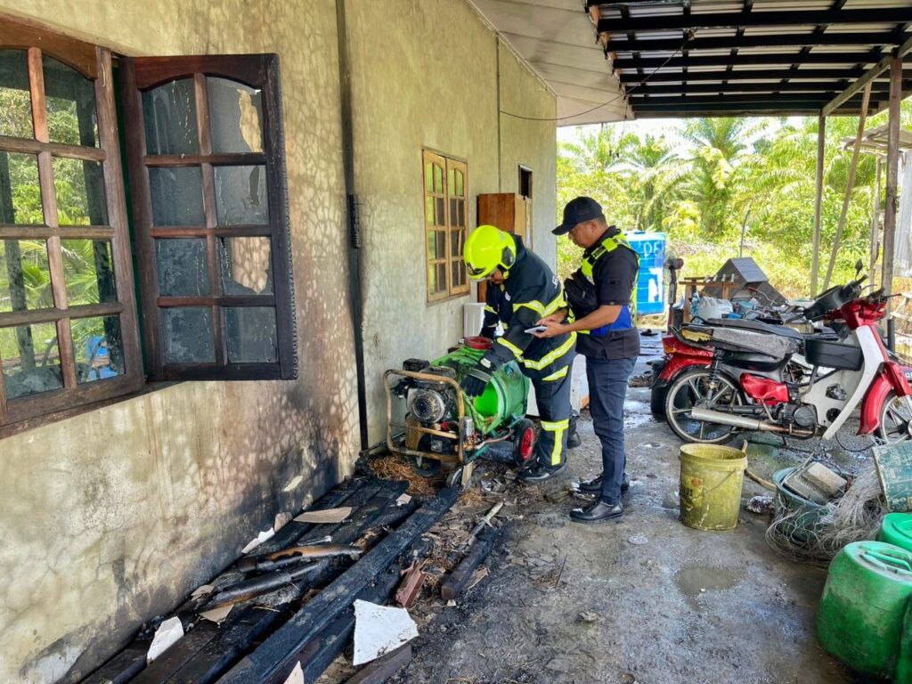 Quick-Thinking Kampung Alit Kabong Residents Stop Fire from Spreading 2 Quick-Thinking Kampung Alit Kabong Residents Stop Fire from Spreading