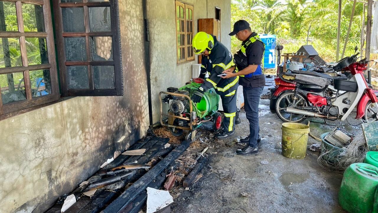 Quick-Thinking Kampung Alit Kabong Residents Stop Fire from Spreading