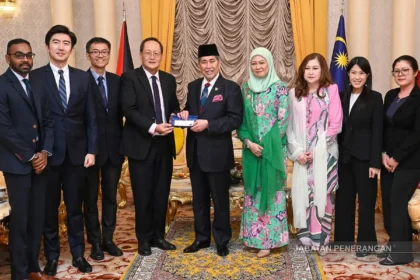 Sarawak Governor Hosts Singapore Minister for Manpower at Astana Negeri