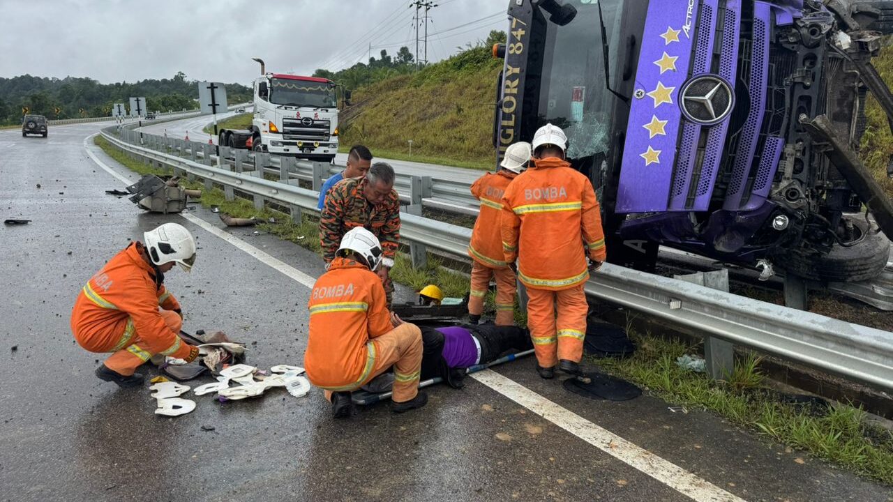 Selangau Trailer Crash Leaves Driver Seriously Injured at Mile 40