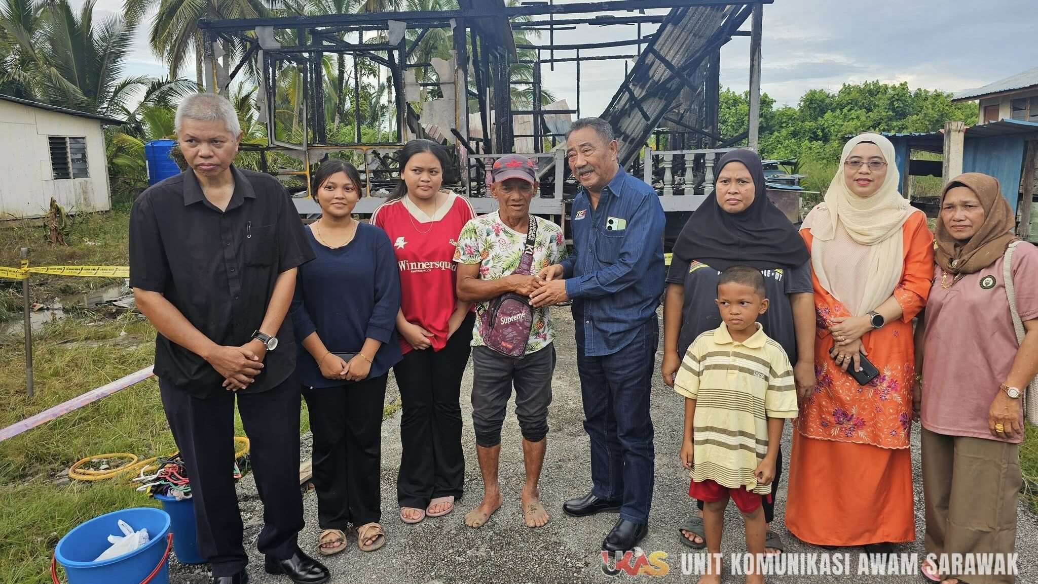 Simunjan Assemblyman Extends Aid to Fire Victims in Kampung Sageng Hilir