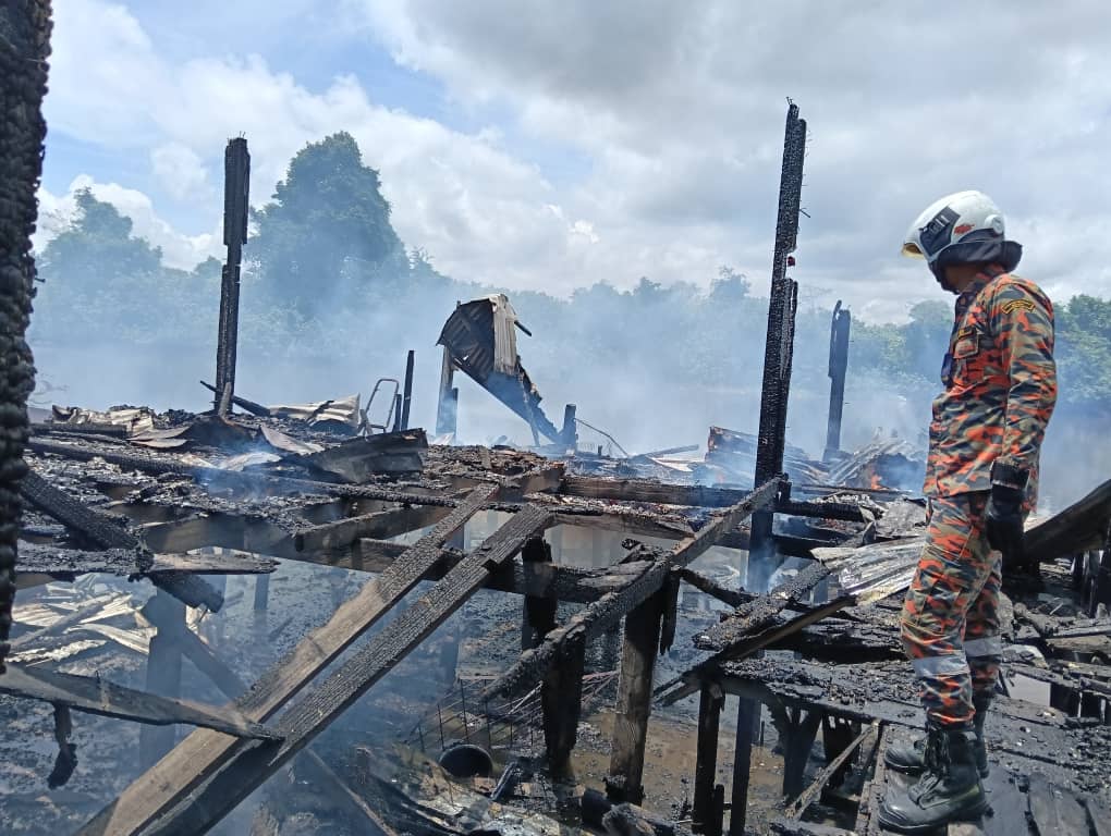 Six Left Homeless After Fire Rips Through Kampung Nelayan Homes 2 Six Left Homeless After Fire Rips Through Kampung Nelayan Homes