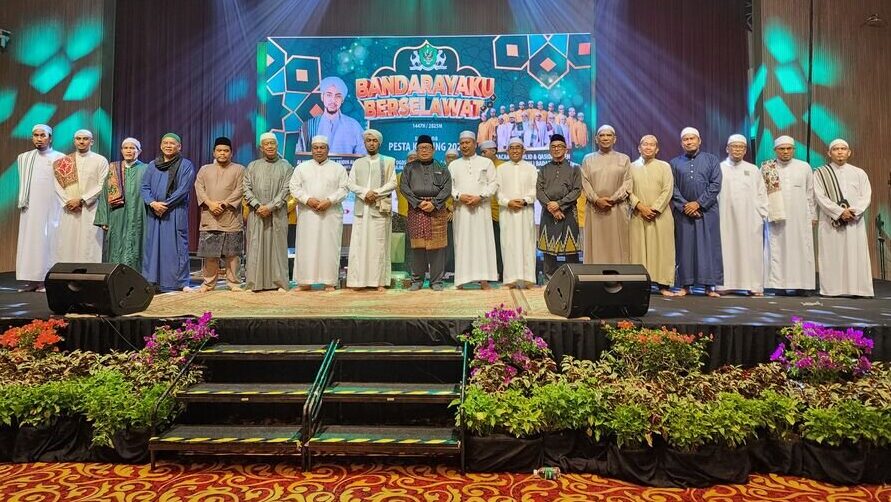 Thousands Join “Bandarayaku Berselawat” at Kuching Festival 2025