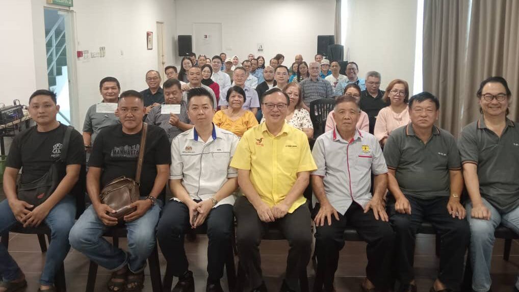 YB Lo Khere Chiang Hands Over MRP Allocations to 36 Batu Kitang Associations