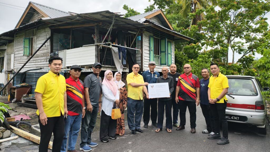 YB Dato Lo Handover Renovated Home to Kampung Burung Lilin Resident