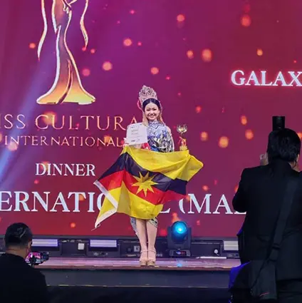 Chanel Eve Lee Holding Sarawak Flag at Miss Cultural International Malaysia 2025