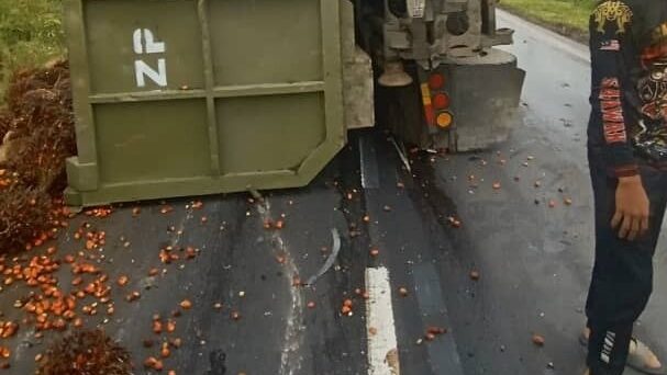 Lorry Driver Slightly Injured in Self-Crash on Jalan Tanjung Genting