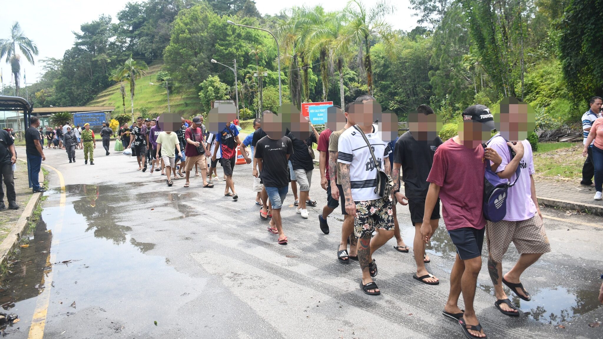 Malaysia Repatriates 201 Foreign Detainees from Serian to Indonesia