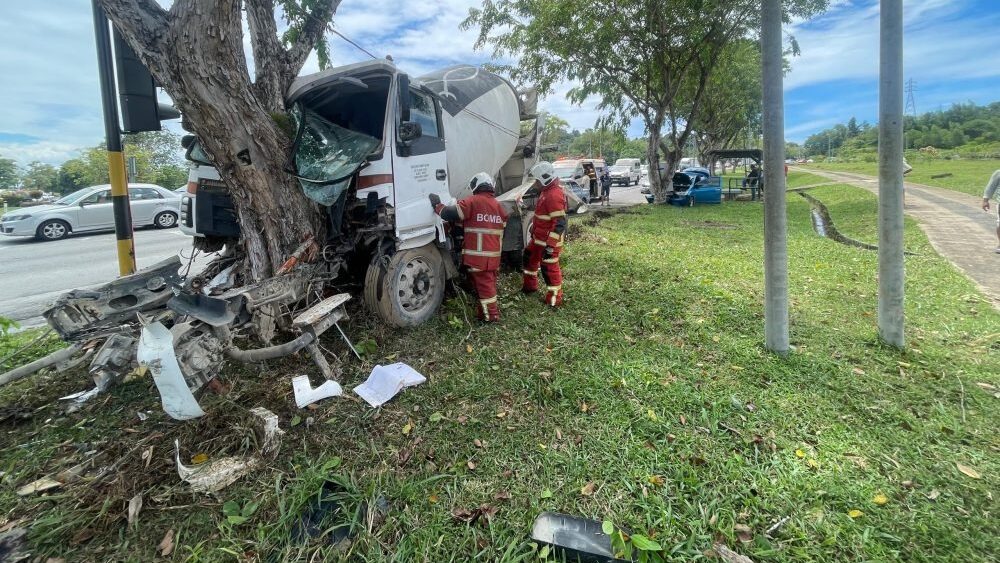Man Injured, Child Among Two Survive Car-Lorry Crash in Bintulu
