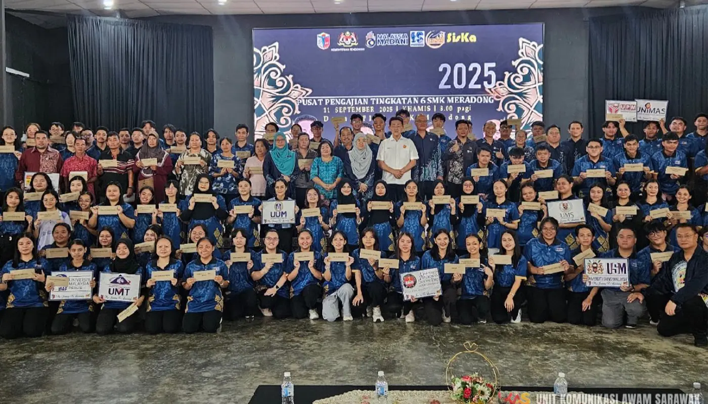 Meradong Assemblyman Awards Education Incentives to 196 Students