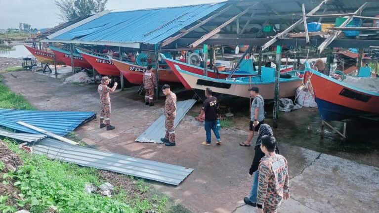 Strong Winds Tear Roof Off Fishing Shed at Tamu Ikan, Miri