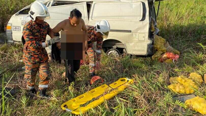 Two Injured in Van Crash Near Awik Bridge, Saratok