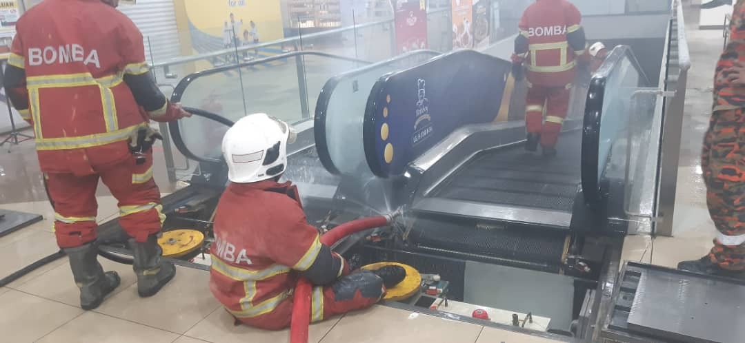 Fire scare at mall in Kuching city centre after travelator bursts into flames 1 Fire scare at mall in Kuching city centre after travelator bursts into flames