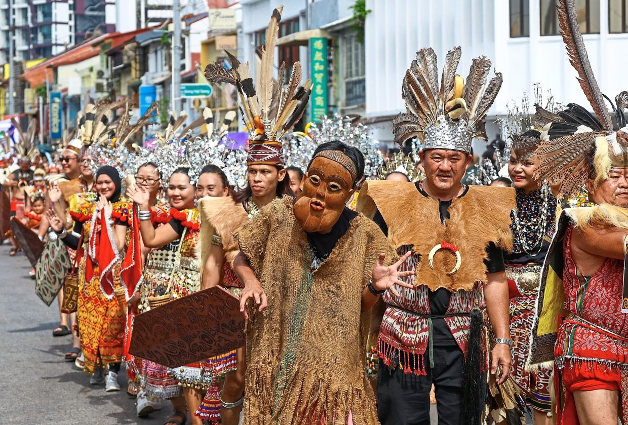 Floats Featuring Beauty Queens and Bujang Berani to Highlight Gawai Dayak Cultural Parade in Kuching 1 Floats Featuring Beauty Queens and Bujang Berani to Highlight Gawai Dayak Cultural Parade in Kuching