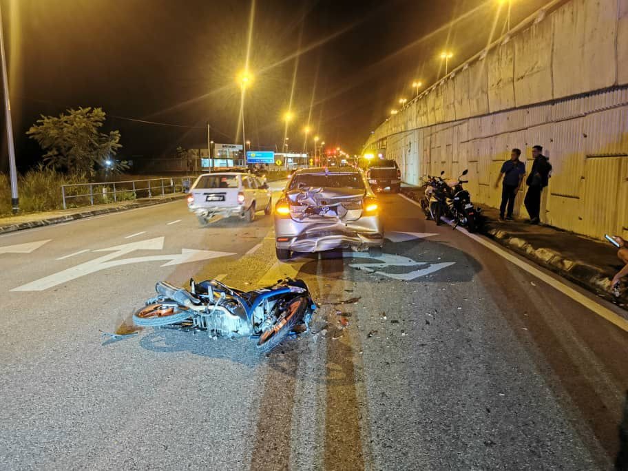 Motorcyclist Dies in Hospital After Crash with Car in Kota Padawan 1 Motorcyclist Dies in Hospital After Crash with Car in Kota Padawan