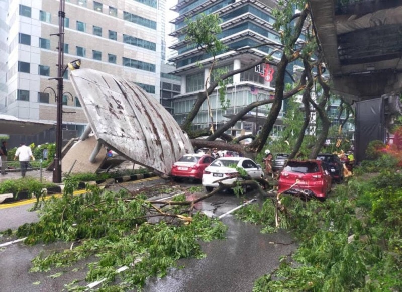 One Killed, Another Injured After Tree Falls on Road, Monorail Track along KL’s Jalan Sultan Ismail 1 One Killed, Another Injured After Tree Falls on Road, Monorail Track along KL’s Jalan Sultan Ismail