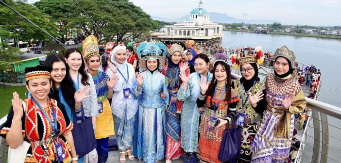Sarawak Sets Malaysia Book of Records for Most Participants in Ethnic Attire Dance Performance 1 Sarawak Sets Malaysia Book of Records for Most Participants in Ethnic Attire Dance Performance