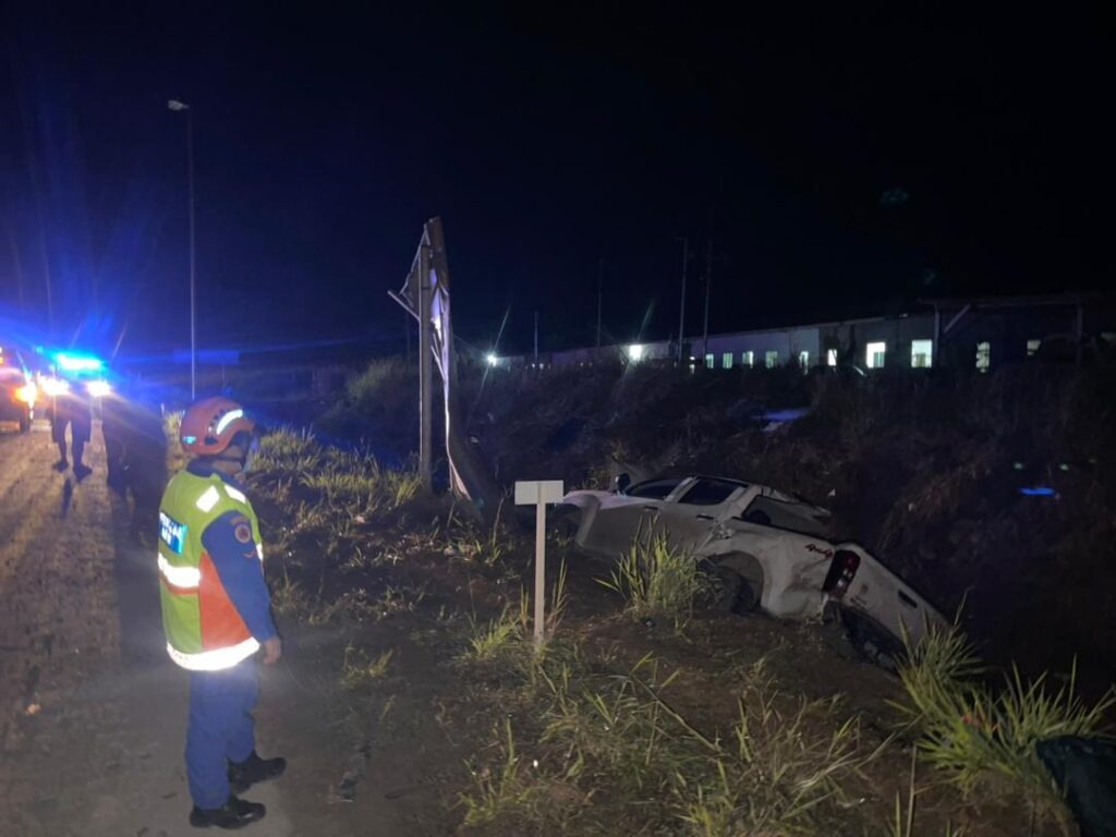 Three killed, four others survive Miri crash 1 Three killed, four others survive Miri crash