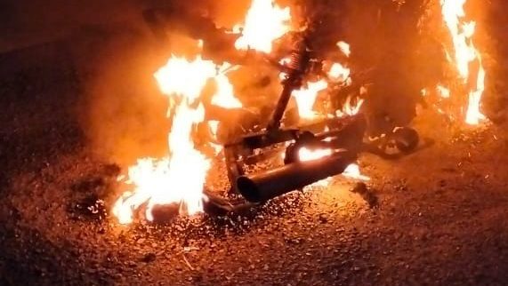 Fire Destroys Motorcycle in Sibu: Quick Response by Firefighters Prevents Casualties 1 Fire Destroys Motorcycle in Sibu Quick Response by Firefighters Prevents Casualties