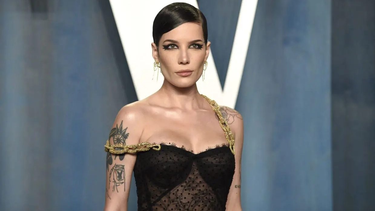 Halsey Reveals Battle with Lupus in Emotional New Single "The End" from Upcoming Album 1 Halsey Reveals Battle with Lupus in Emotional New Single "The End" from Upcoming Album