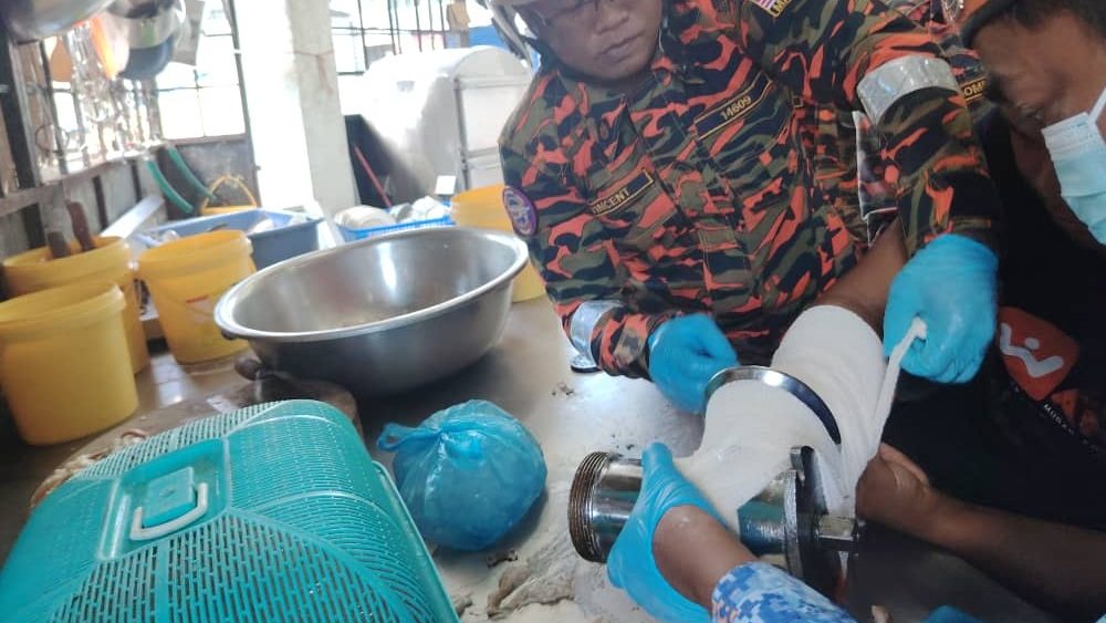 Indonesian Worker Injured in Meat Grinder Accident at Pasar Baru Selangau 1 Indonesian Worker Injured in Meat Grinder Accident at Pasar Baru Selangau