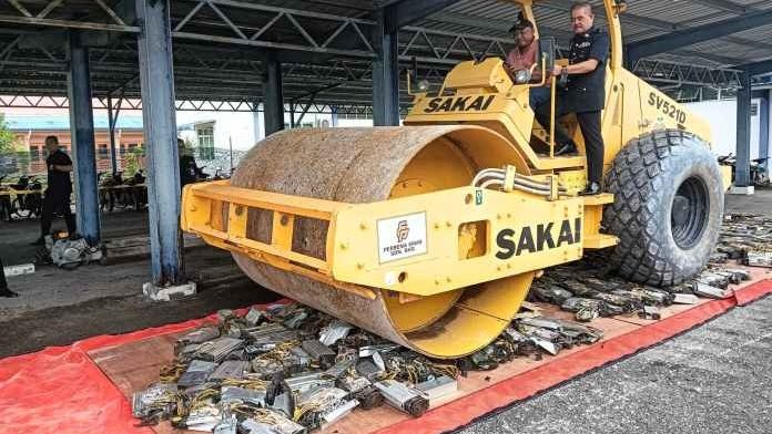Police Crush 198 Bitcoin Mining Machines Valued at RM198,000 in Kota Samarahan 1 Police Crush 198 Bitcoin Mining Machines Valued at RM198,000 in Kota Samarahan