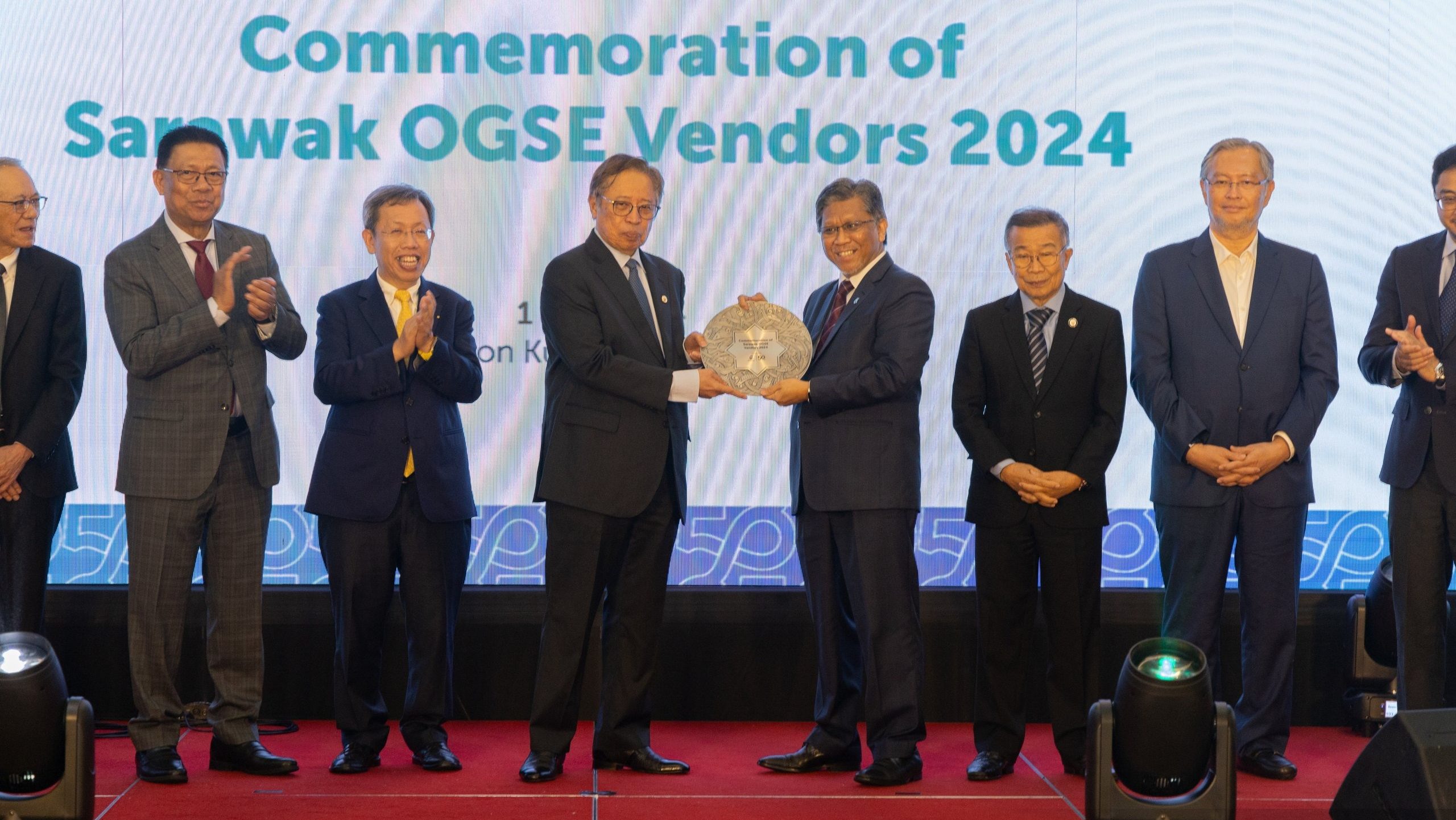 Premier Seeks Growth: Sarawak Oil and Gas Industry Collaboration with Petronas Sets Path for Economic Development 1 Premier Seeks Growth Sarawak Oil and Gas Industry Collaboration with Petronas Sets Path for Economic Development