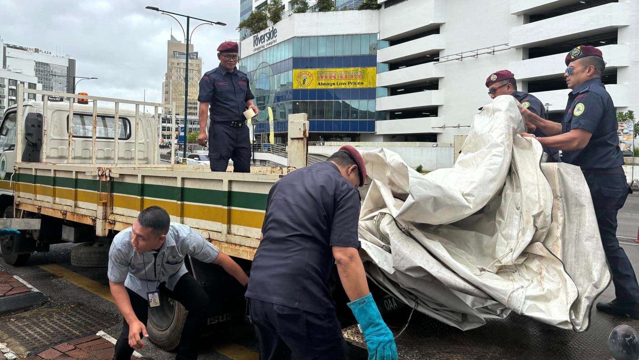 Vendors No Longer Permitted at Kuching Waterfront: DBKU’s Strict Enforcement 1 Vendors No Longer Permitted at Kuching Waterfront DBKU’s Strict Enforcement