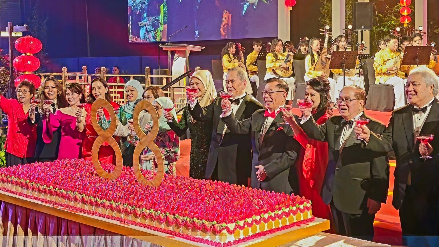Ex-DCM Dr Chan Celebrates 88th Birthday with 888 Guests and an 8-Foot Cake in Sarawak 1 Ex-DCM Dr Chan Celebrates 88th Birthday with 888 Guests and an 8-Foot Cake in Sarawak / Photo Credit : New Sarawak Tribune