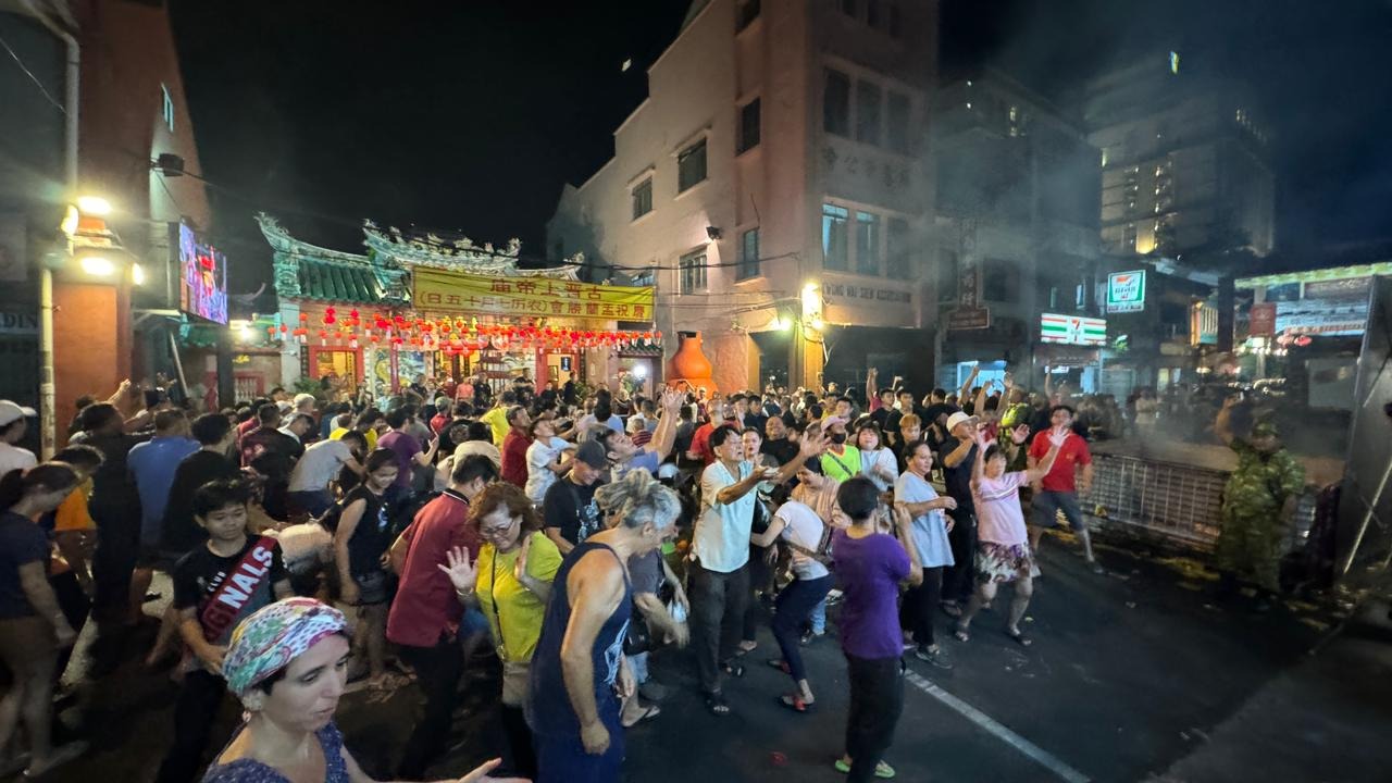 Hungry Ghost Festival: Hundreds ‘Grapple with Ghosts’ at Kuching’s Shang Ti Temple: A Night of Tradition and Unity 1 Hungry Ghost Festival Hundreds ‘Grapple with Ghosts’ at Kuching’s Shang Ti Temple A Night of Tradition and Unity