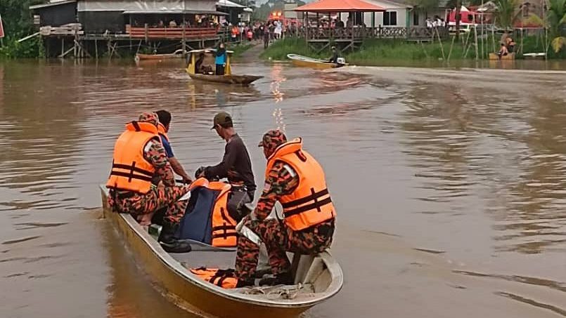Tragic Incident in Lundu as Boat Ferrying 18 Students Sinks; Three Still Missing 1 Tragic Incident in Lundu as Boat Ferrying 18 Students Sinks; Three Still Missing