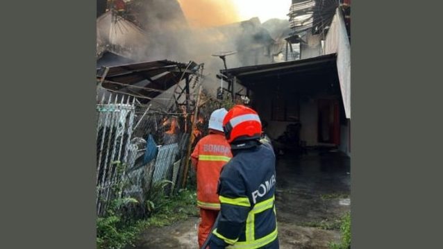 Early Morning Blaze Ravages Two Blocks of Terrace Houses in Sibu: No Injuries Reported 1 Early Morning Blaze Ravages Two Blocks of Terrace Houses in Sibu No Injuries Reported