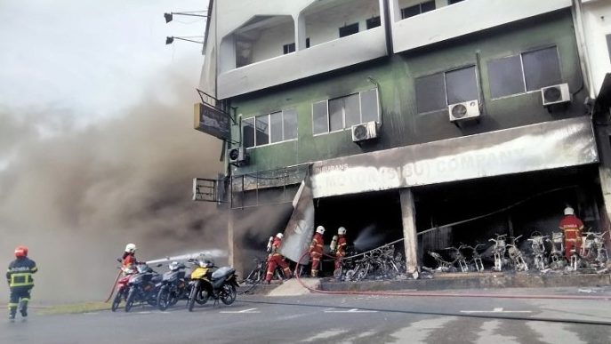 Heroic Rescue in Sibu: Young Mother and Child Saved from Fire-Ravaged Shophouse on Jalan Lanang 1 Heroic Rescue in Sibu Young Mother and Child Saved from Fire-Ravaged Shophouse on Jalan Lanang