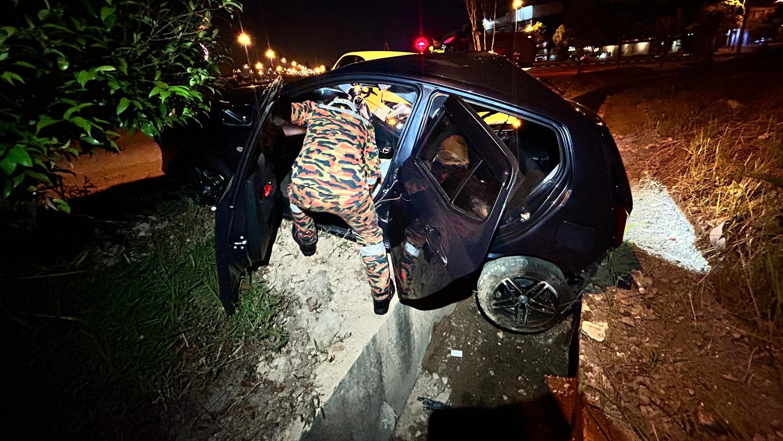 Two Injured in Early Morning Collision in Kuching: A Wake-Up Call for Road Safety 1 Two Injured in Early Morning Collision in Kuching A Wake-Up Call for Road Safety