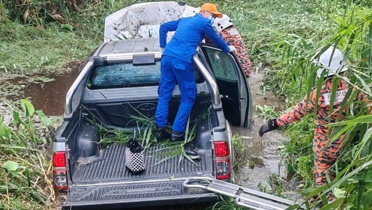 Woman Miraculously Escapes Unharmed in Sarawak Car Crash: A Close Call in Asajaya 1 Woman Miraculously Escapes Unharmed in Sarawak Car Crash A Close Call in Asajaya