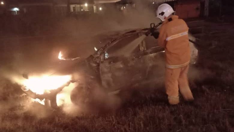 Car Goes Up in Flames at Jalan Penrissen, Driver Escapes Unharmed 1 Car Goes Up in Flames at Jalan Penrissen, Driver Escapes Unharmed