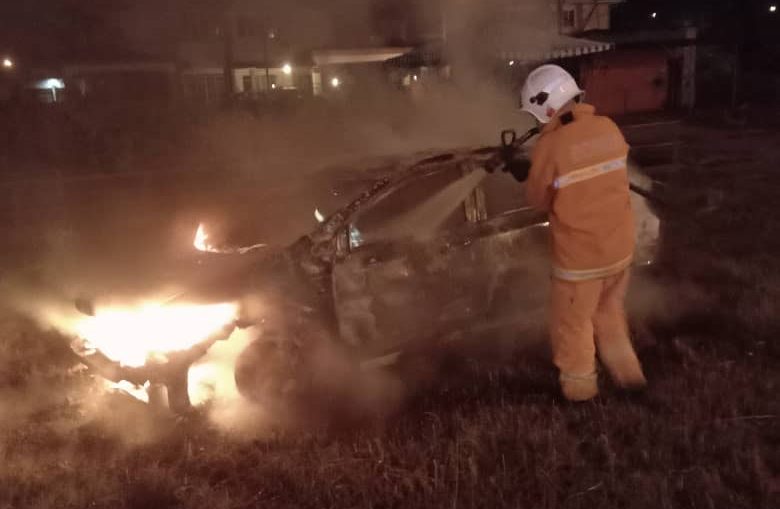 Car Goes Up in Flames at Jalan Penrissen, Driver Escapes Unharmed 2 Car Goes Up in Flames at Jalan Penrissen, Driver Escapes Unharmed