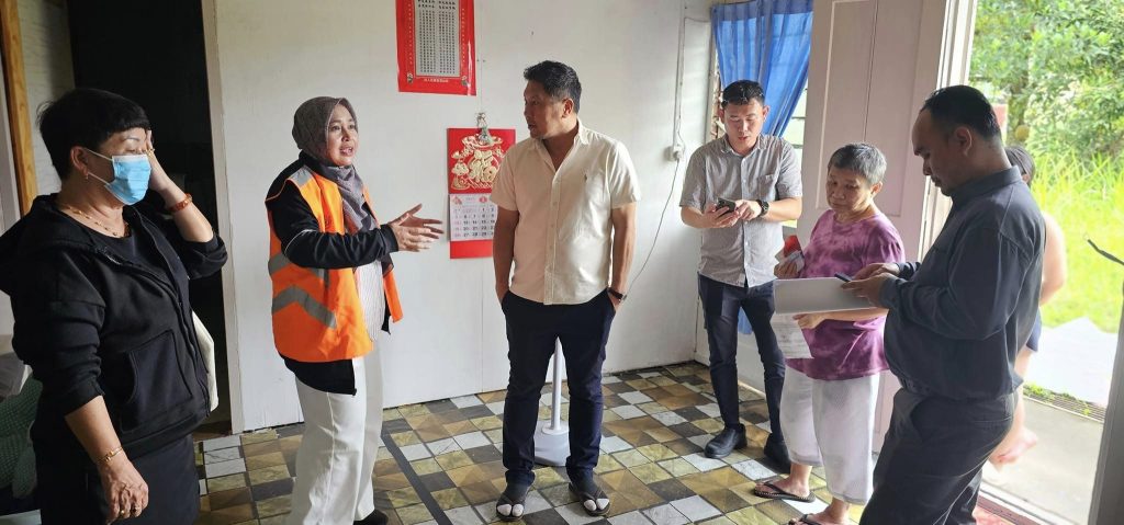 Sarawak Welfare Team Together with Kapitan Tan Kun Gee Extended Their Helping Hands To Needy Families in Hui Sing 2 Sarawak Welfare Team Together with Kapitan Tan Kun Gee Extended Their Helping Hands To Needy Families in Hui Sing