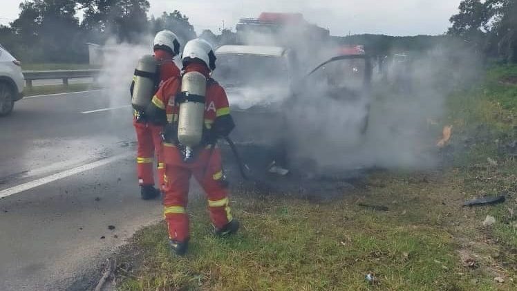 Senior Escapes Fiery Pickup Truck Blaze on Pan Borneo Highway 1 Senior Escapes Fiery Pickup Truck Blaze on Pan Borneo Highway