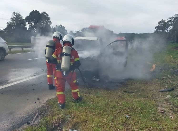 Senior Escapes Fiery Pickup Truck Blaze on Pan Borneo Highway 2 Senior Escapes Fiery Pickup Truck Blaze on Pan Borneo Highway