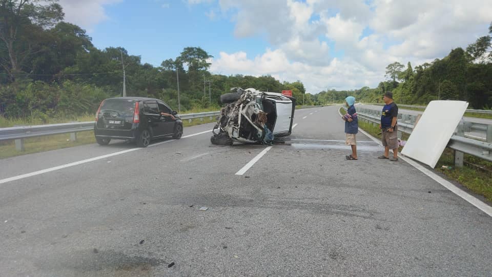 Serious Accident on Sri Aman-Kuching Highway: Hilux Driver Thrown Out in Collision with Parked Lorry 2 Serious Accident on Sri Aman-Kuching Highway Hilux Driver Thrown Out in Collision with Parked Lorry