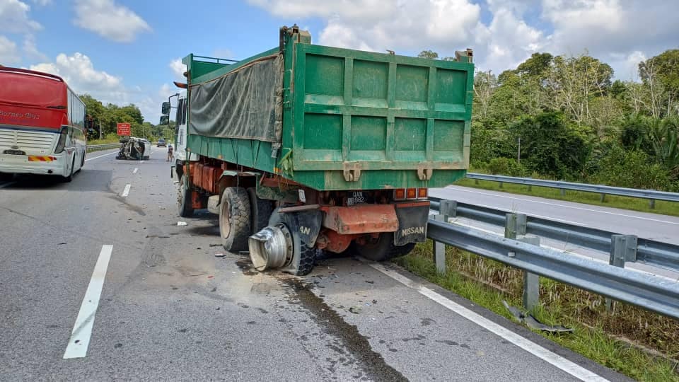 Serious Accident on Sri Aman-Kuching Highway: Hilux Driver Thrown Out in Collision with Parked Lorry 3 Serious Accident on Sri Aman-Kuching Highway Hilux Driver Thrown Out in Collision with Parked Lorry