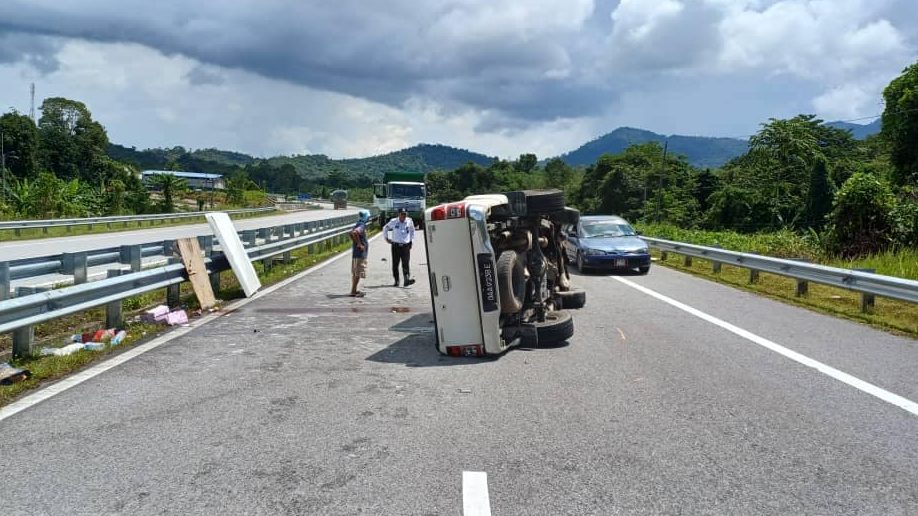 Serious Accident on Sri Aman-Kuching Highway: Hilux Driver Thrown Out in Collision with Parked Lorry 1 Serious Accident on Sri Aman-Kuching Highway Hilux Driver Thrown Out in Collision with Parked Lorry