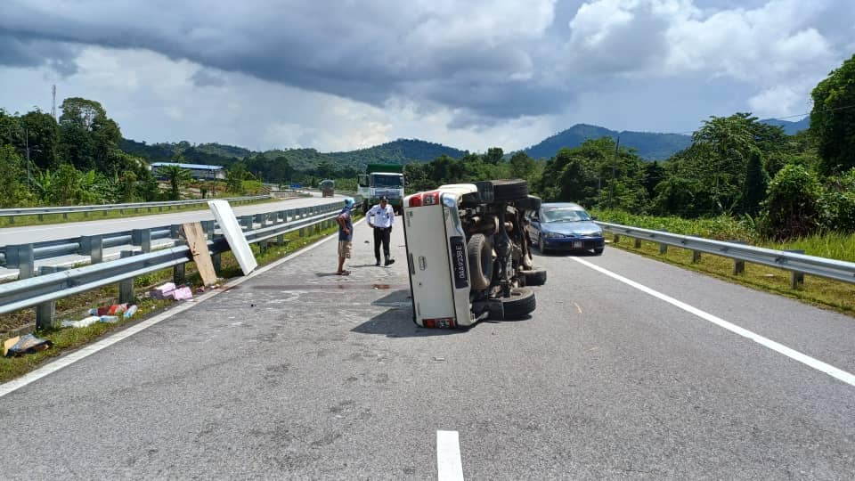Serious Accident on Sri Aman-Kuching Highway: Hilux Driver Thrown Out in Collision with Parked Lorry 4 Serious Accident on Sri Aman-Kuching Highway Hilux Driver Thrown Out in Collision with Parked Lorry